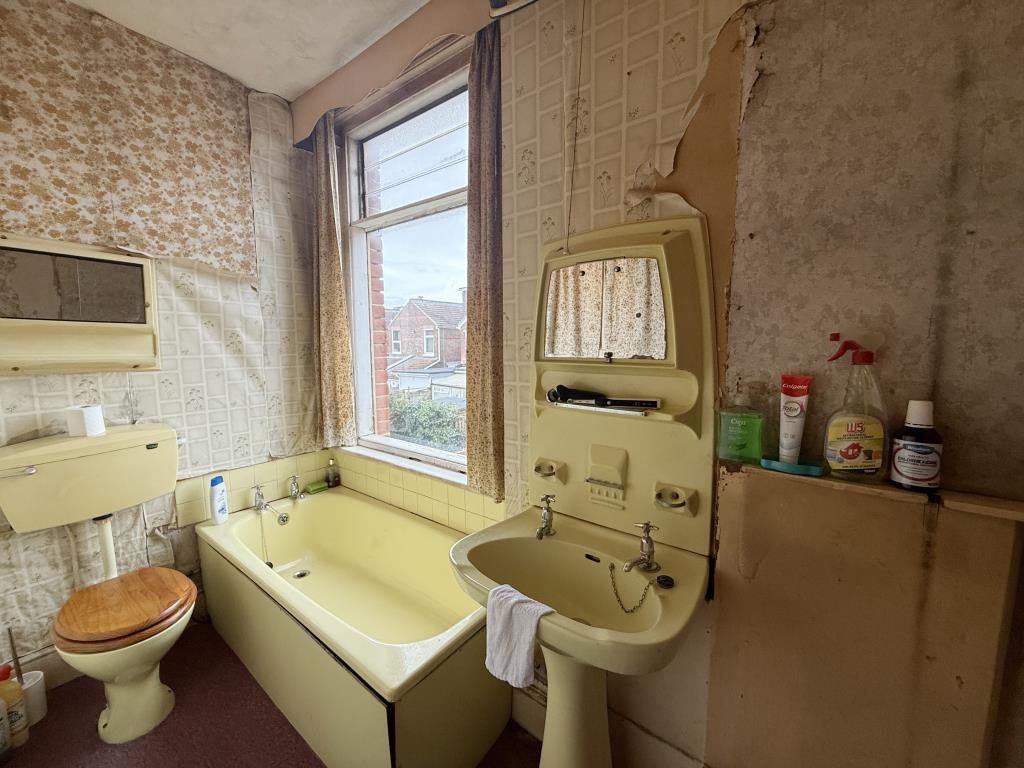 Lot: 147 - THREE-BEDROOM HOUSE IN NEED OF IMPROVEMENT - Bathroom with coloured suite